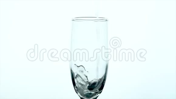 香槟杯特写慢动作玻璃填充泡沫消退视频的预览图