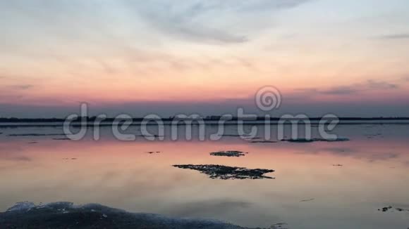 粉红色日落时冰在宽阔平静的阿姆河上漂流的录像视频的预览图