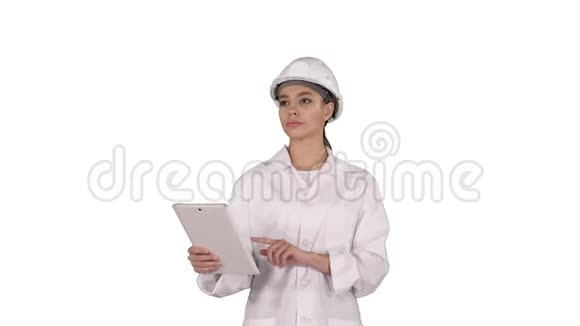 女工程师检查她的平板电脑上的白色背景信息和物体视频的预览图
