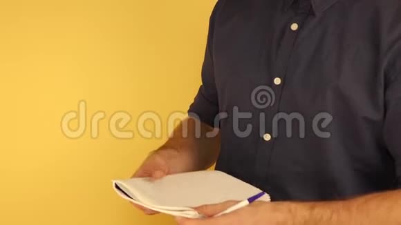 一个人半站着在笔记本上做笔记视频的预览图