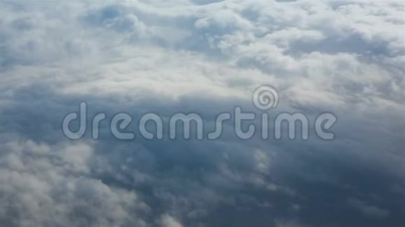 飞越大西洋空中的天空和云彩视频的预览图