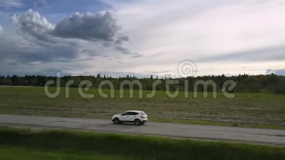 现代汽车沿着灰色的道路行驶在田野之间视频的预览图