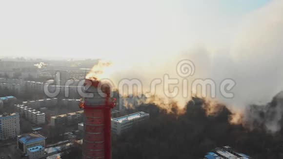 城市的空气污染问题工业管道的烟雾污染城市的空气日光视频的预览图