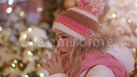 可爱的女人在冬天晚上感到寒冷和温暖的双手视频的预览图