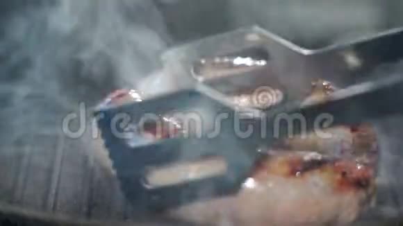 两根多汁的香肠用油煎在烤架上煮热狗视频的预览图