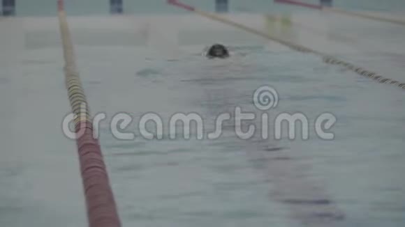 专业运动游泳运动员在室内空池游泳中几乎不能锻炼出完美的呼吸视频的预览图