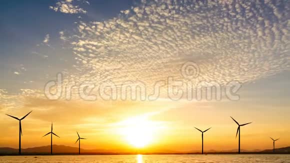 日落和云天时间随着风力涡轮机的消失视频的预览图