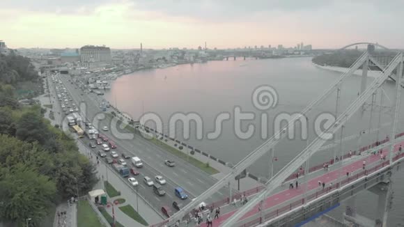 乌克兰基辅的Dnipro河上的人行桥空中景观视频的预览图