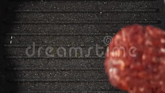 切碎的肉末撒上辛辣的香料是放在烤架上的油顶部视图视频的预览图