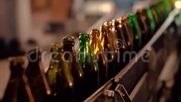 空的玻璃啤酒瓶沿着输送线移动视频的预览图