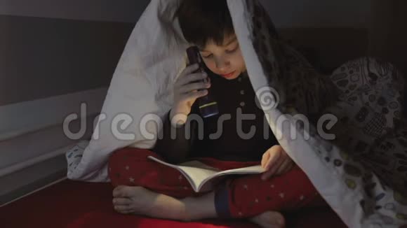 男孩用手电筒看书视频的预览图