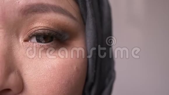 成年穆斯林女性戴着头巾眼睛直视摄像机用孤立的镜头拍摄半面特写镜头视频的预览图