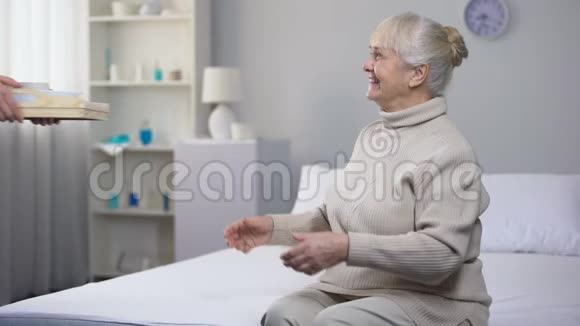 护士为老年女性病人提供晚餐在私人医院护理视频的预览图