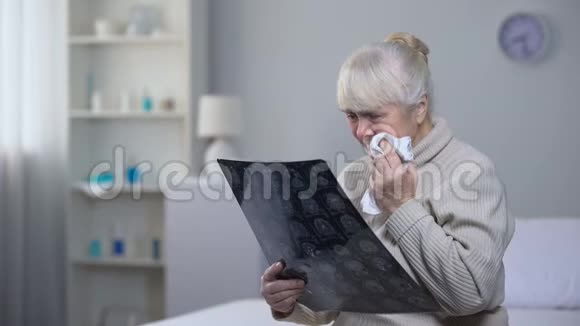 护士解释老太太检查结果支持老年女性病人视频的预览图