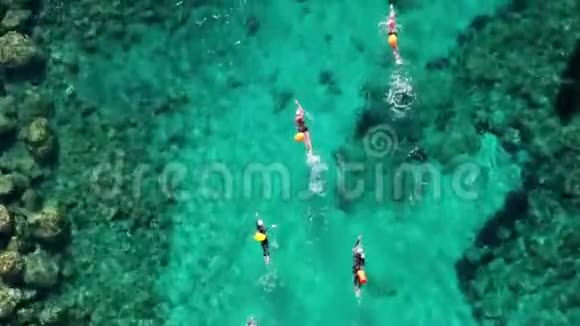 马拉松游泳运动员在公海上塞浦路斯帕福斯区视频的预览图