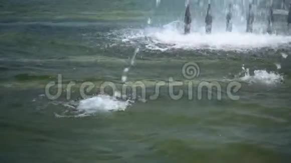 喷泉的水流缓慢地滴在水面上视频的预览图