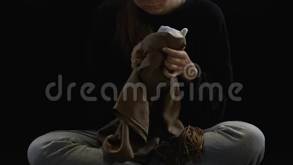女人在围巾中哭泣襁褓中的玩具流产的痛苦心理创伤视频的预览图