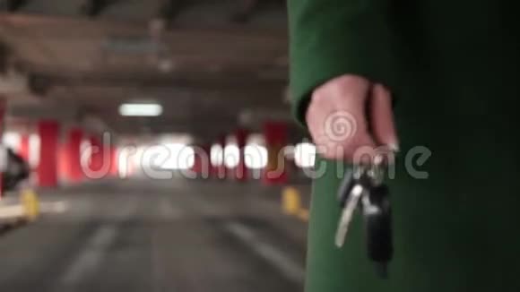 女性手持遥控车钥匙视频的预览图