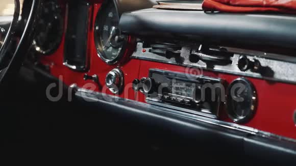 红色复古车仪表板特写视频的预览图