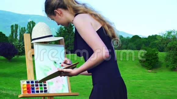 少女画别林空城公园山背景视频的预览图