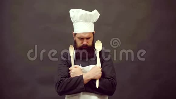 有趣的厨师用勺子有趣的训练有趣的厨师和喜剧烹饪视频的预览图
