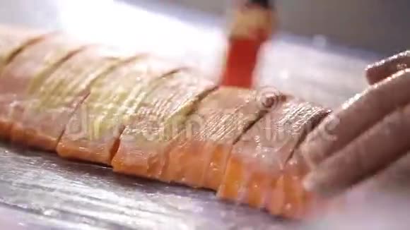厨师准备炸鱼一片鲑鱼厨师煮鱼红鱼把的手靠近筹备工作视频的预览图
