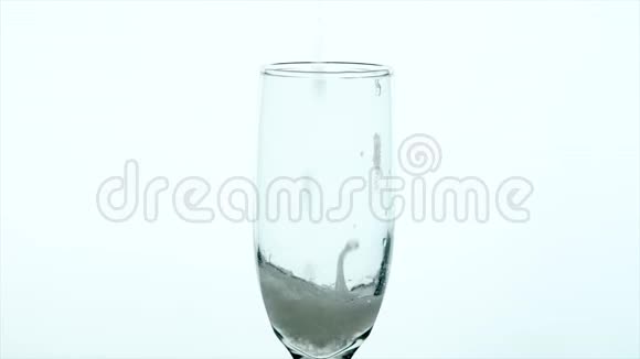香槟杯特写玻璃填充后泡沫消退视频的预览图