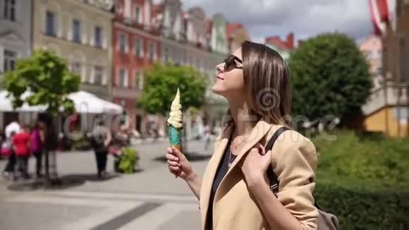 老年市中心广场戴太阳镜和冰淇淋的时尚女性视频的预览图