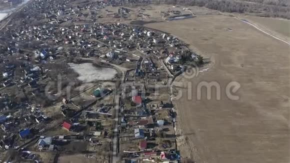 田野和乡村房屋的俯视图航空测量视频的预览图