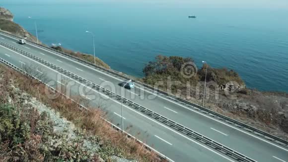 海边的路上有过往的汽车视频的预览图