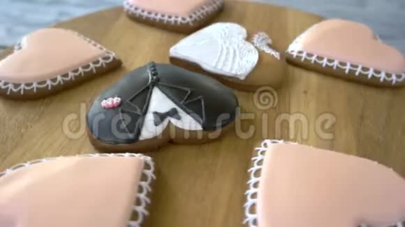 木制背景下美味的婚礼甜点视频的预览图