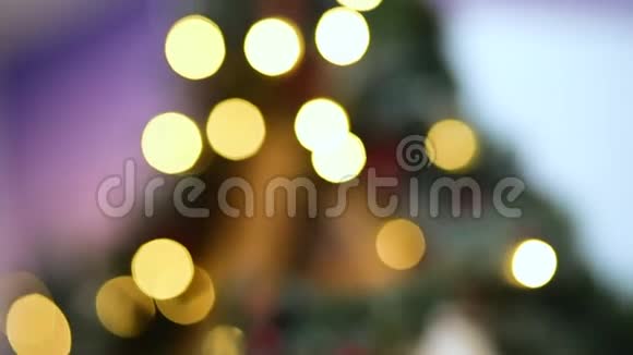 圣诞树上的金色灯光视频的预览图