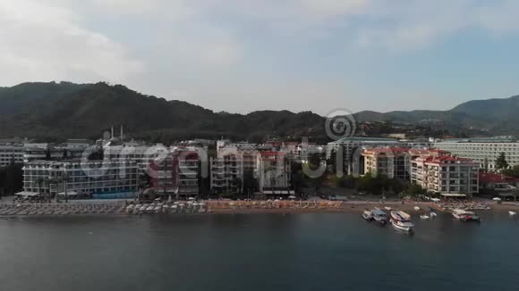 度假小镇的海岸线镜头拍摄度假小镇的海滩从右向左移动视频的预览图