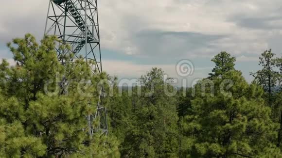 一座过时的金属火灾监视塔仍然矗立在凯巴伯国家森林视频的预览图