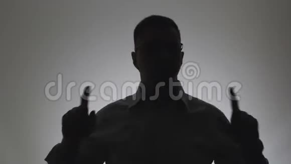 一个戴着白色背景眼镜的跳舞男人的剪影视频的预览图