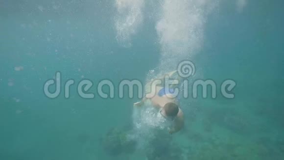 人在浮潜做水下空翻视频的预览图