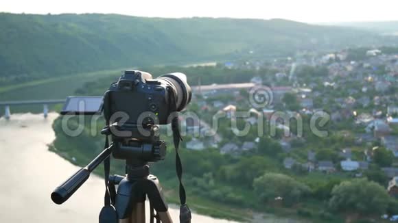 相机三脚架观景太阳视频的预览图