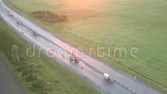 机械在农村地区的公路维修中运作视频的预览图