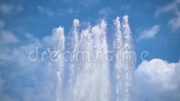 喷泉中的几股气流在蓝天白云的映衬下缓慢运动视频的预览图