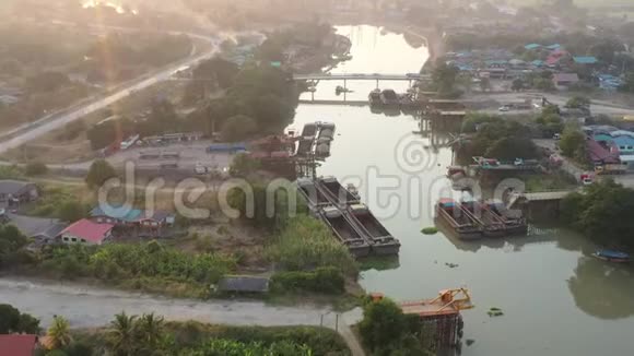 泰国当地码头和水上后勤的鸟瞰图视频的预览图