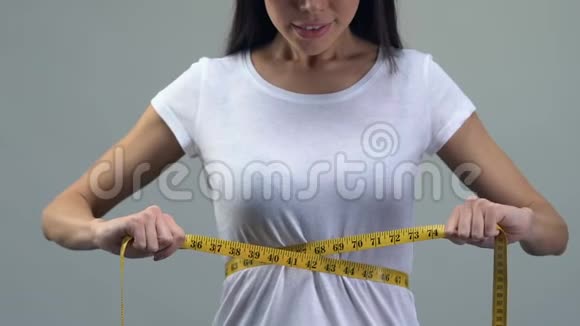 亚洲女性几乎不收紧腰部的带子厌食症的概念健康视频的预览图