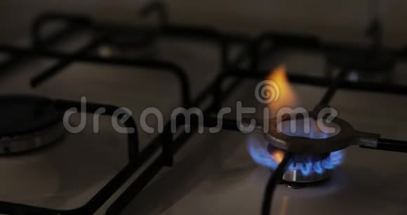 在厨房炉子上点燃天然气4个燃烧器视频的预览图