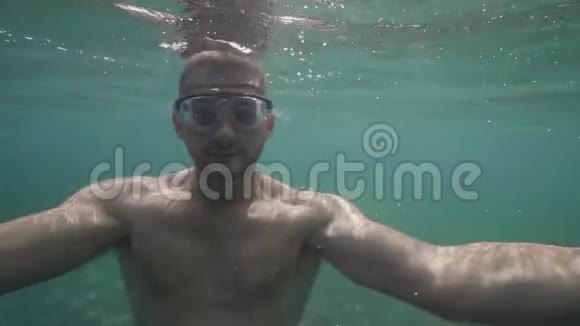 快乐的游客弗里维享受他的假期是潜水在热带海洋海滩热带假期视频的预览图