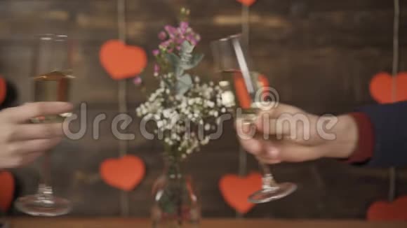 情人节时一对夫妇的酒杯和铿锵的礼物被折下视频的预览图