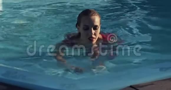女人正在游泳池里游泳穿着红色长裙4K视频的预览图