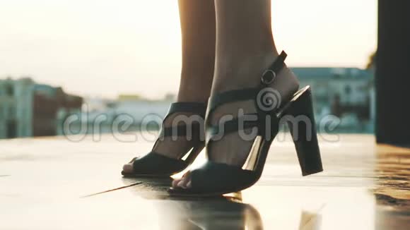 穿着高跟鞋的年轻女子瘦削的腿和脚表演迷人的舞步视频的预览图