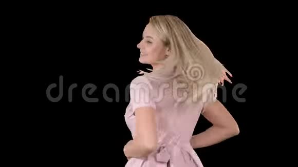 在阿尔法频道的镜头前展示她裙子的美女视频的预览图