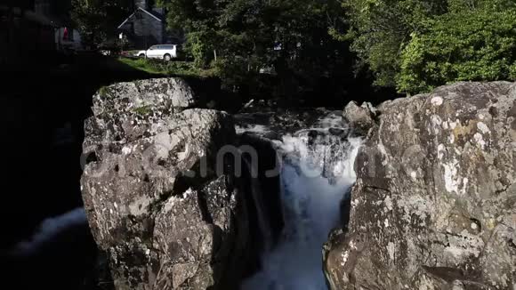 威尔士联合王国斯诺多尼亚国家公园与其快速流动的河流视频的预览图