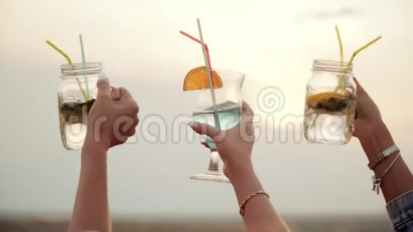 双手抬起头明亮的夏季城市鸡尾酒视频的预览图