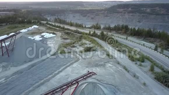 废弃的采矿部门有生锈的元素和白色袋子视频的预览图